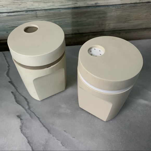 Tupperware Vintage Twist Top Travel Salt & Pepper Shakers - Picture 2 of 6